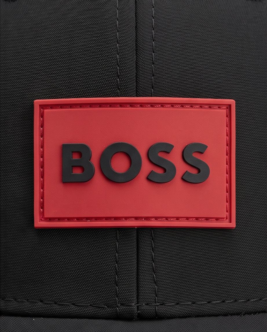 Gorra Hugo Boss Red Label detalle close-up parche