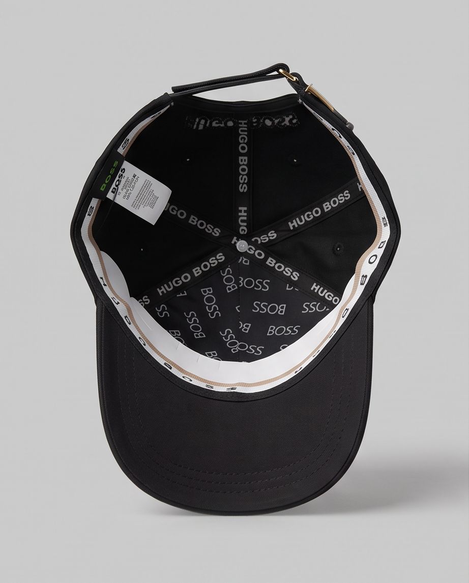 Gorra Hugo Boss Gold Tricolor vista lateral pin metálico