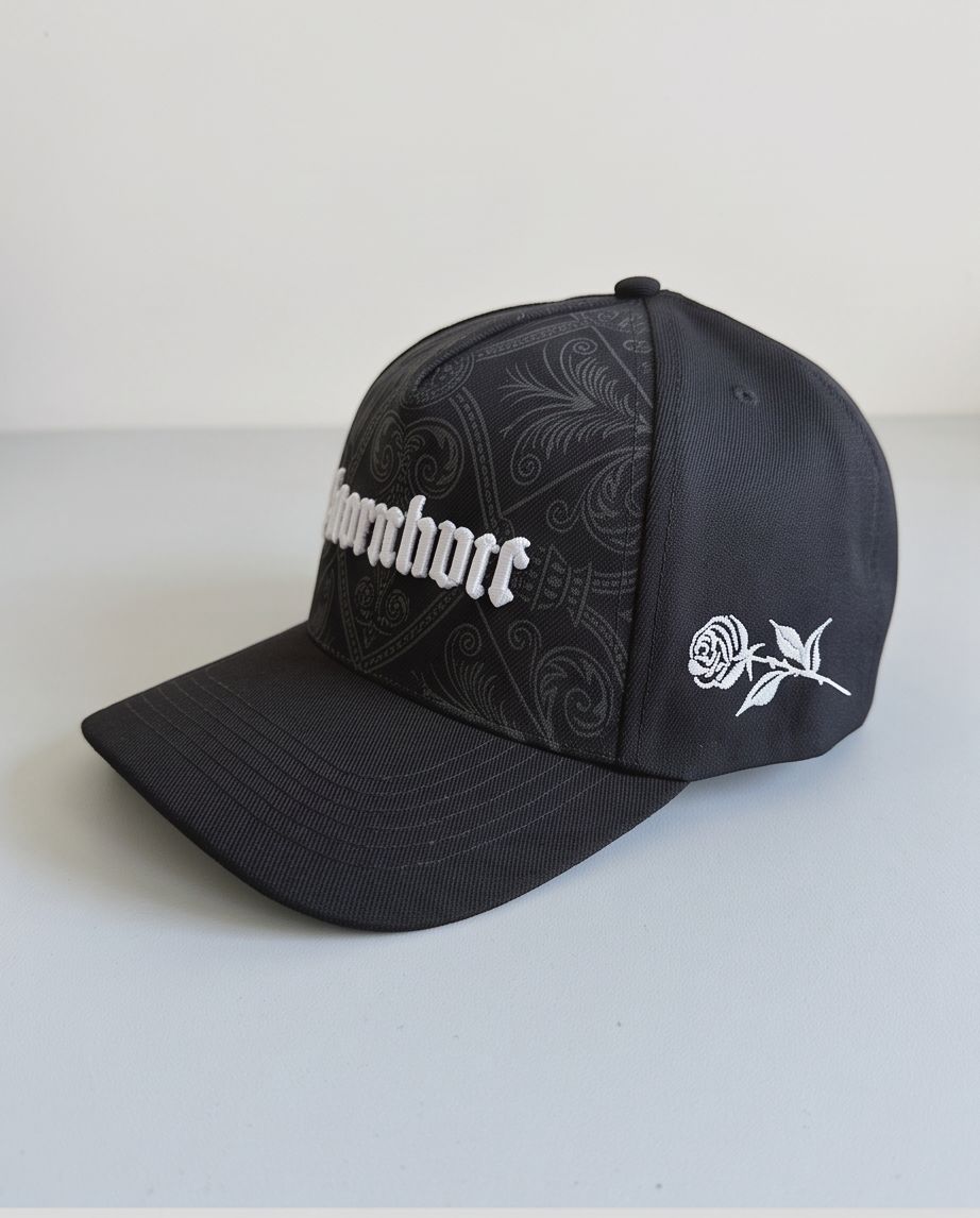 Gorra Clemont Baroque Monogram detalle rosa blanca bordada