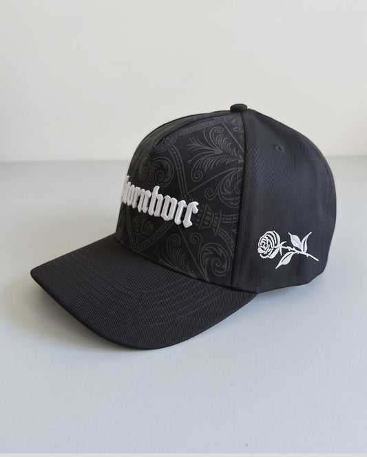 Gorra Clemont Baroque Monogram detalle rosa blanca bordada