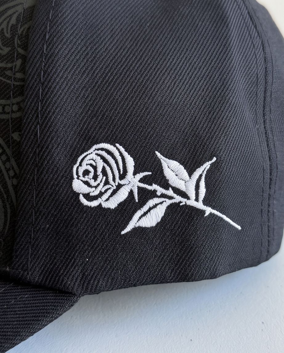 Gorra Clemont Baroque Monogram detalle logo old english