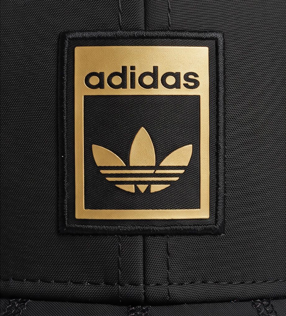 Gorra Adidas Originals Trefoil Gold Patch detalle parche dorado close-up