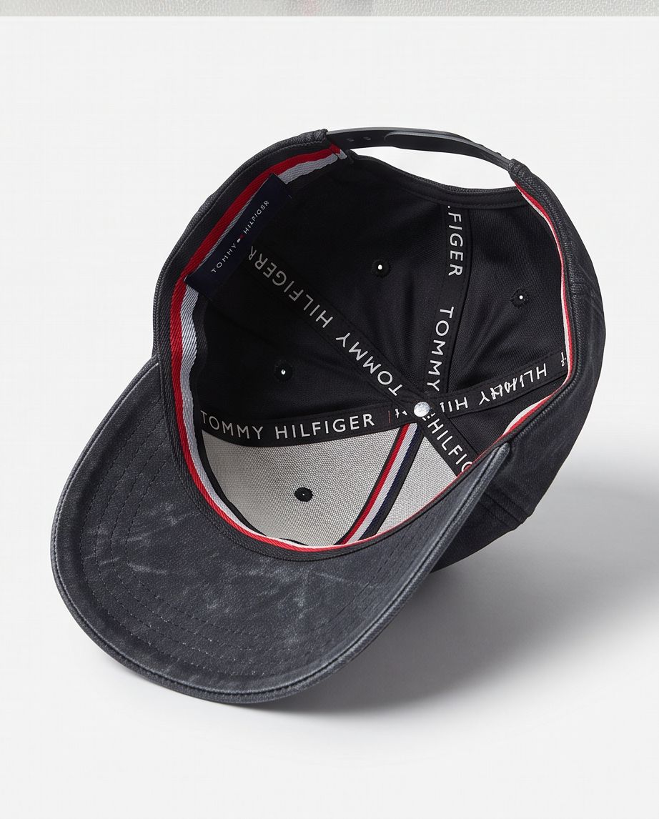 Gorra Tommy Hilfiger Waxed Monogram vista tres cuartos