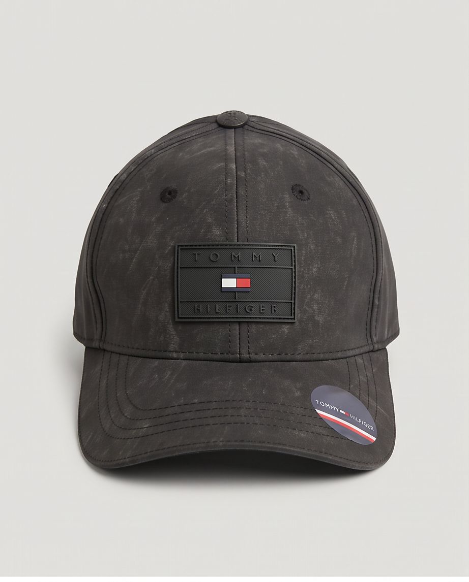 Gorra Tommy Hilfiger Waxed Monogram detalle trasero parche tommy