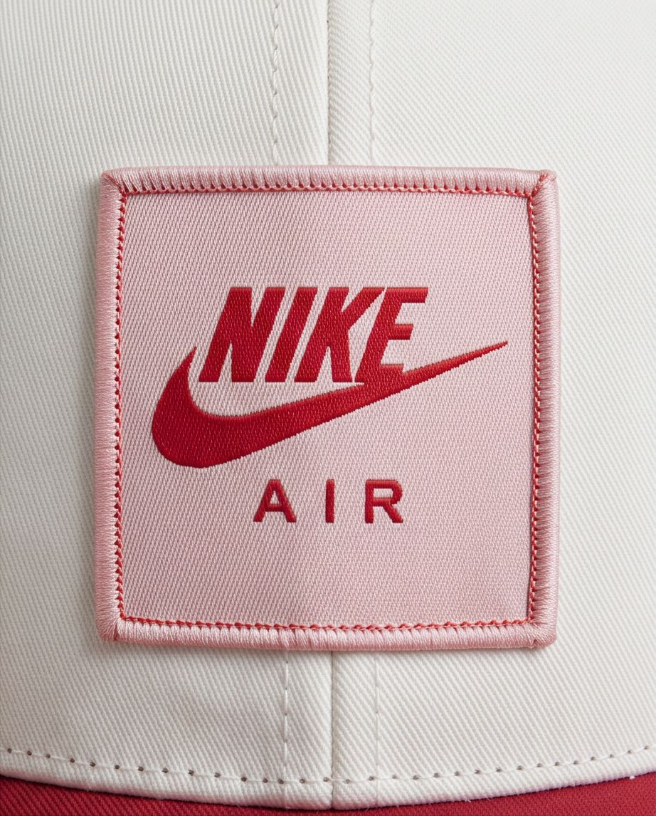 Gorra Nike Air Tricolor detalle parche NIKE AIR close-up