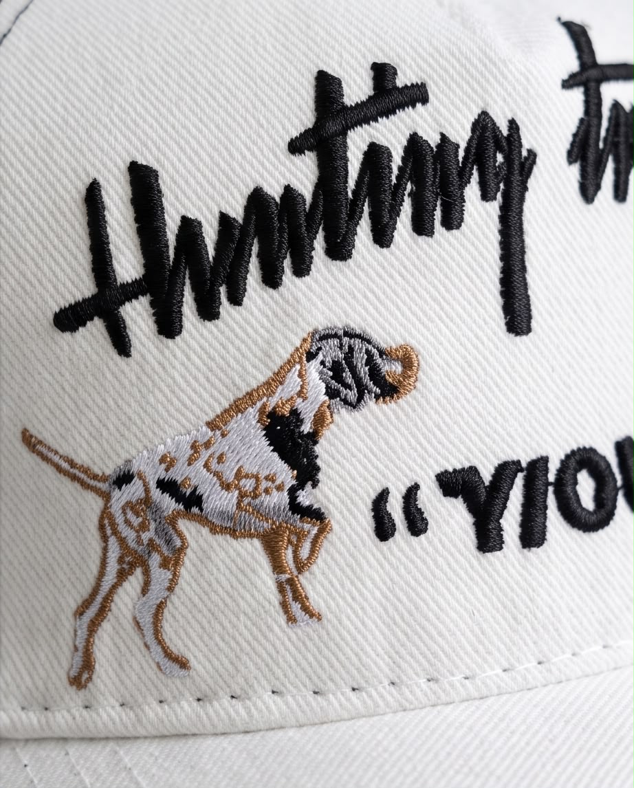 Gorra Y/OUT Hunting Truffles - Detalle bordado pointer