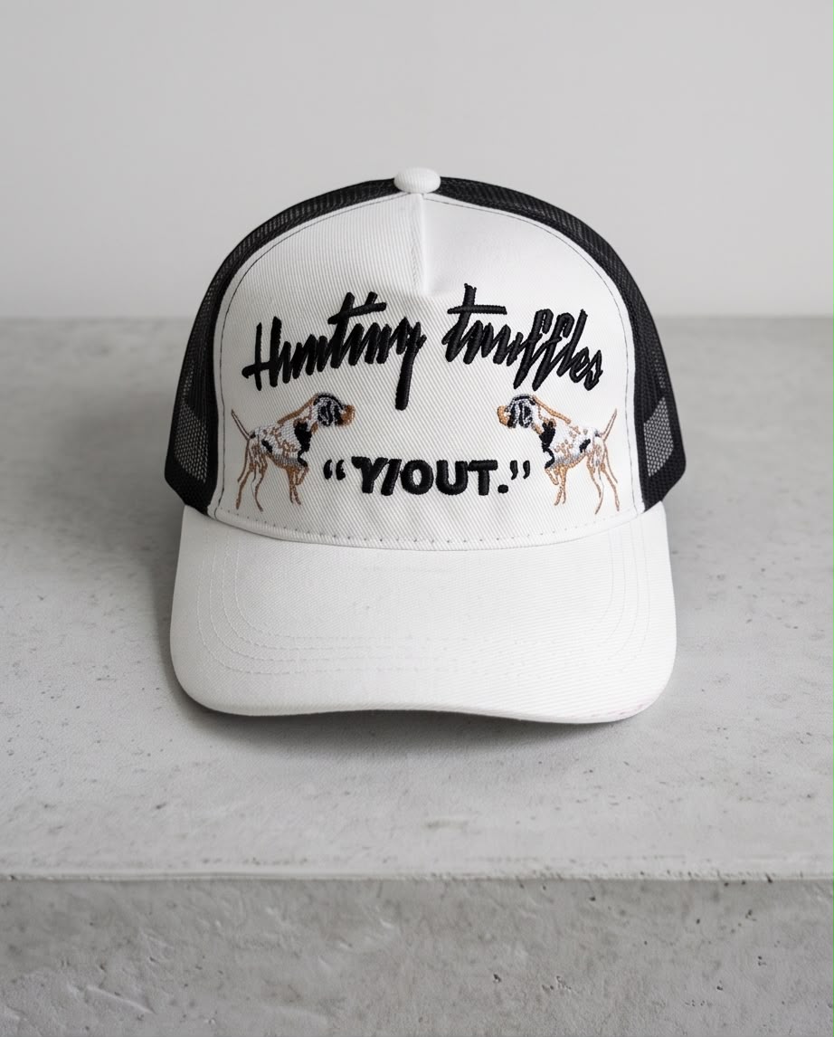 Gorra Y/OUT Hunting Truffles - Frente fondo gris