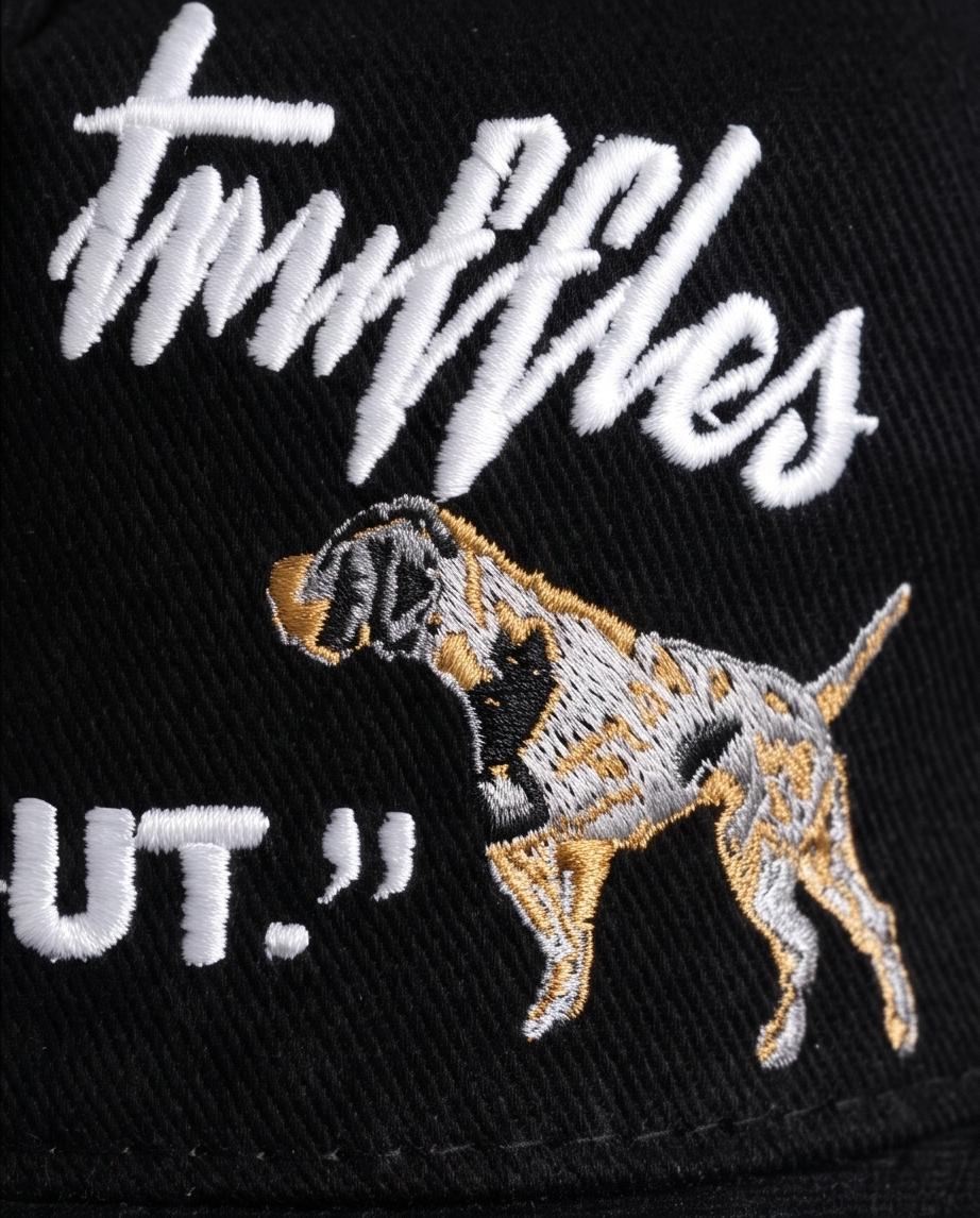 Gorra Y/OUT Hunting Truffles Negra - Detalle bordado pointer
