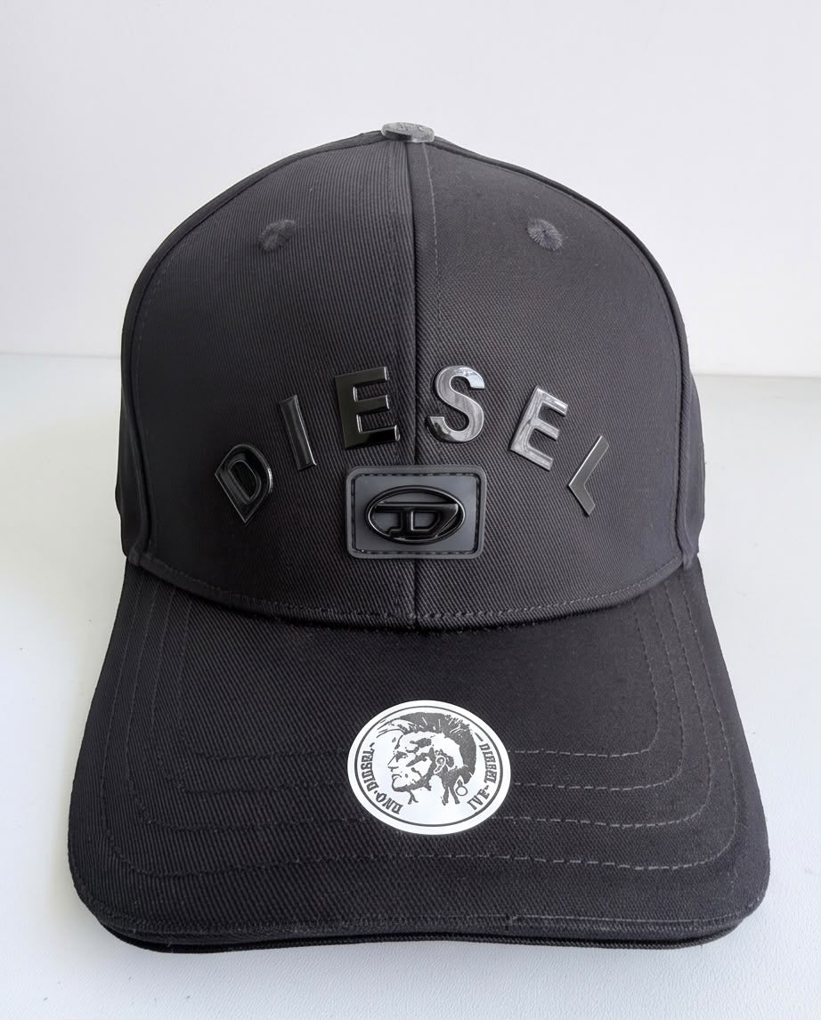 Gorra Diesel Negra - Vista lateral lifestyle
