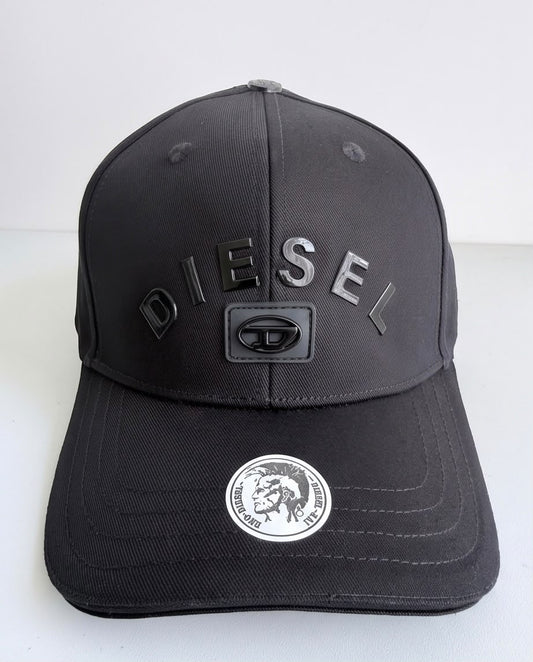 Gorra Diesel Negra - Vista lateral lifestyle