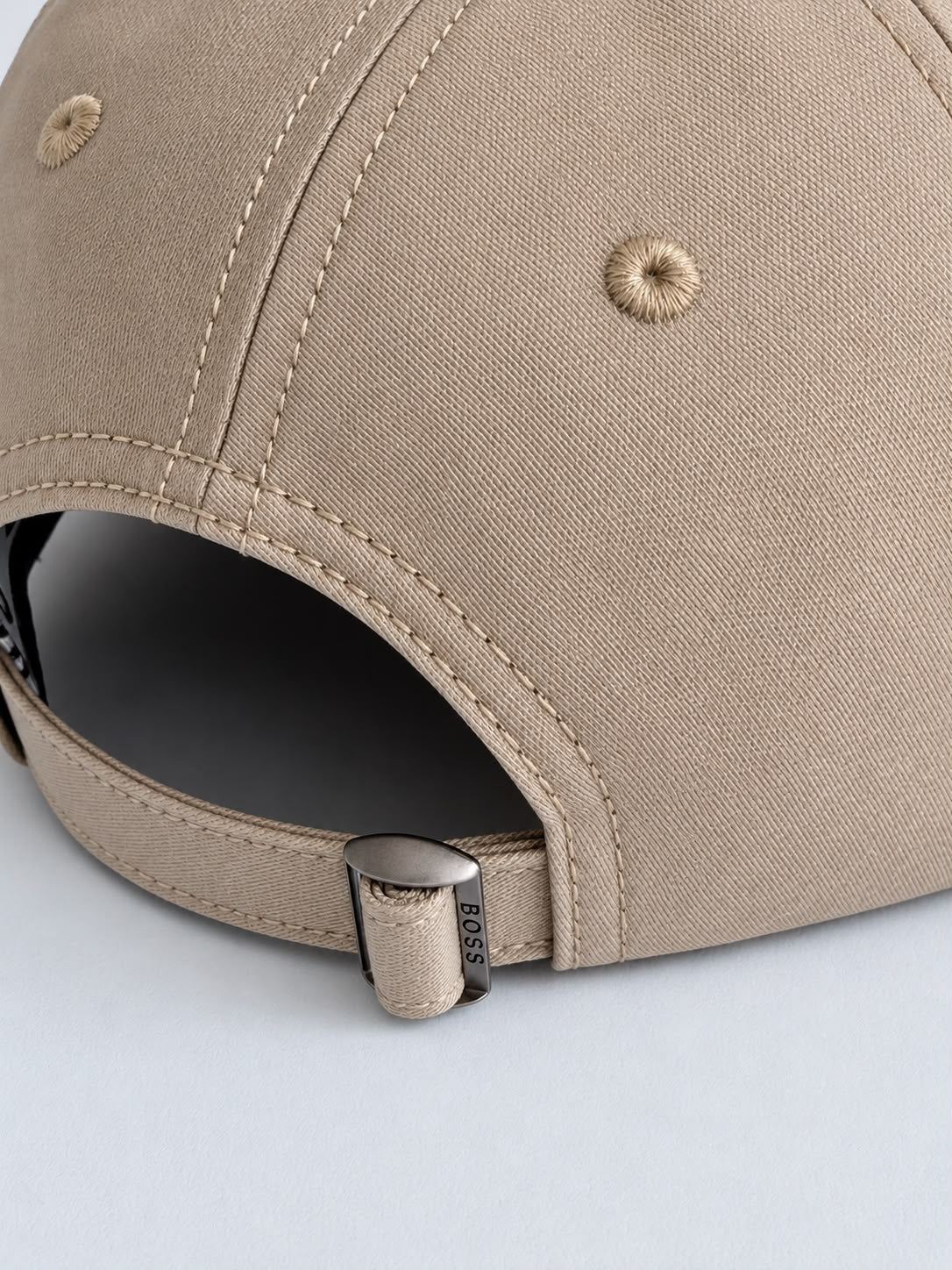 Gorra Hugo Boss Beige - Vista lateral bordado BOSS