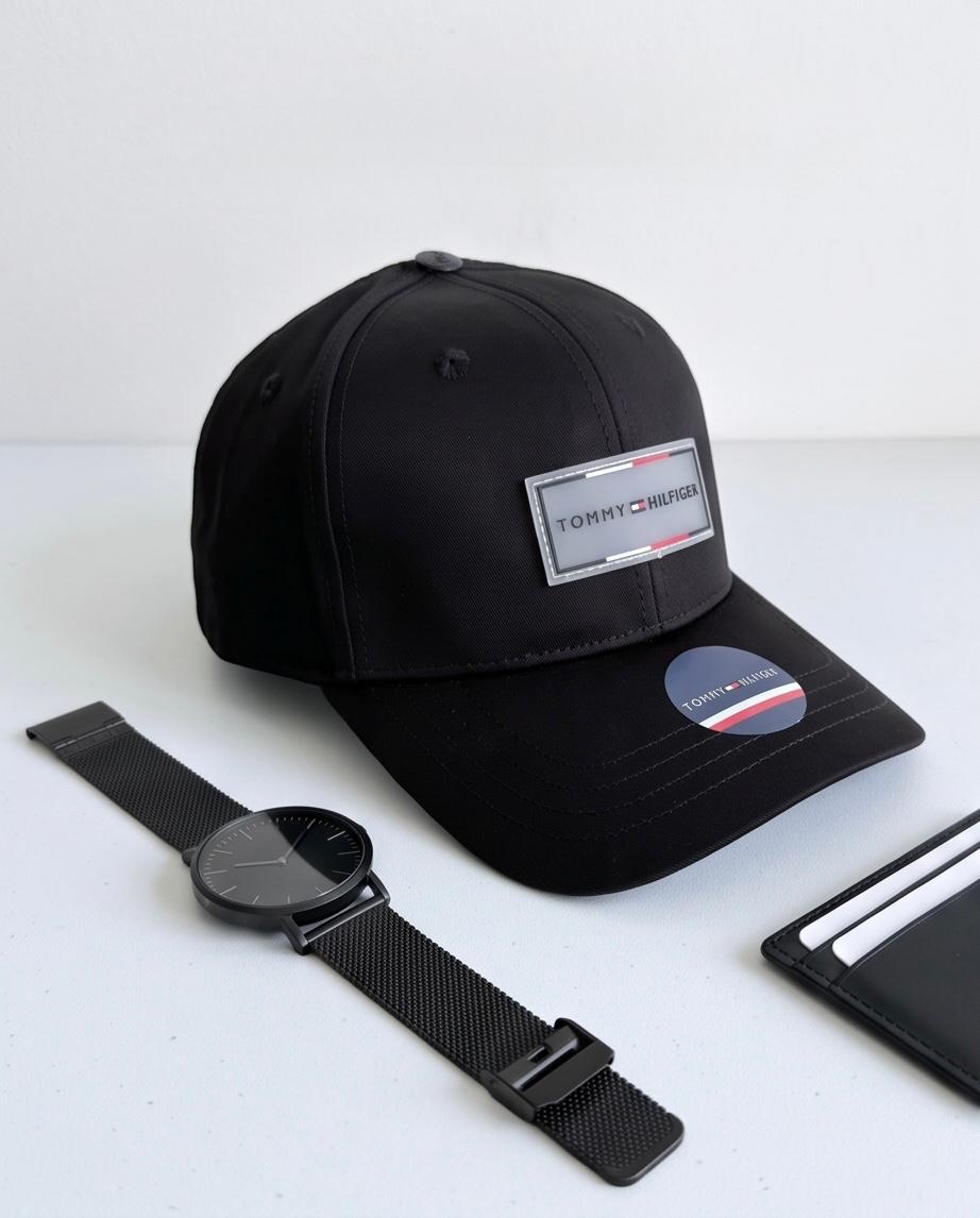Gorra Tommy Hilfiger Negra - Lifestyle con reloj y billetera