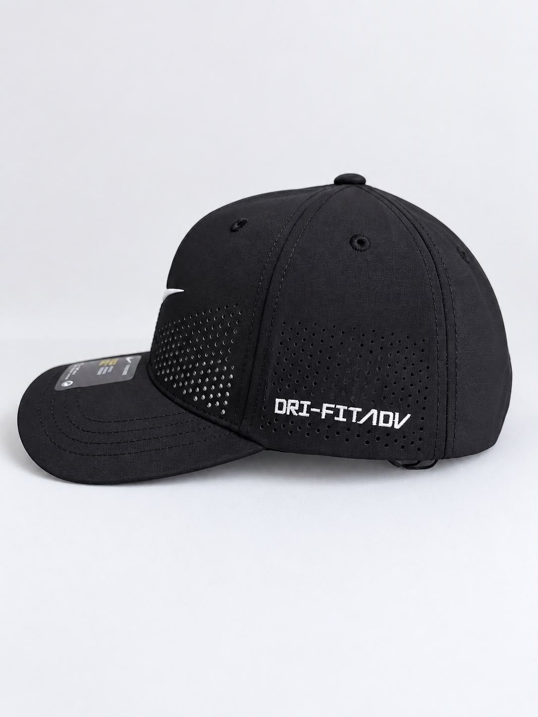 Gorra Nike Heritage 86 - Detalle Swoosh y micro-perforaciones láser
