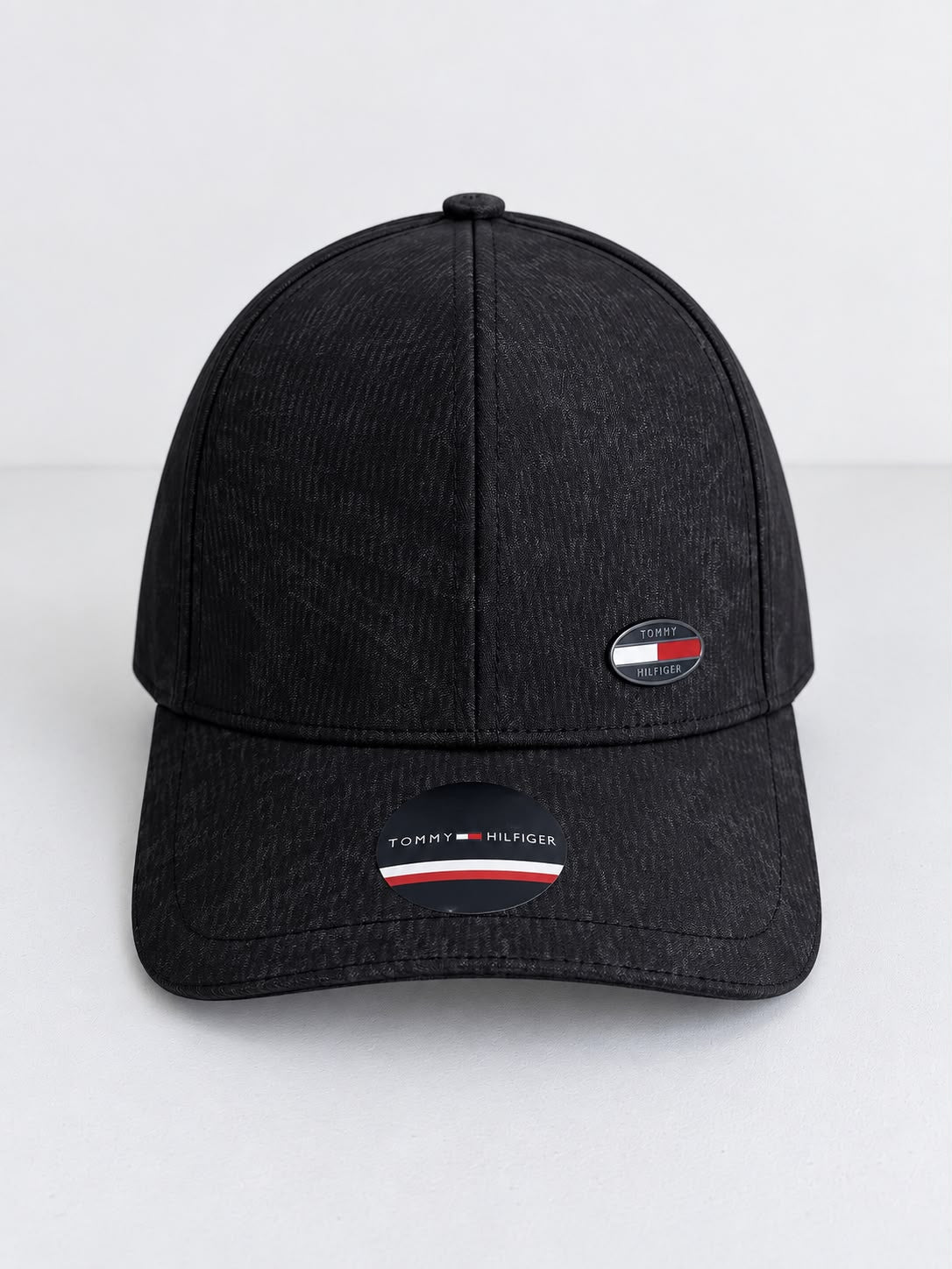 Gorra Tommy Hilfiger Negra Monograma - Frente pin oval esmaltado TH