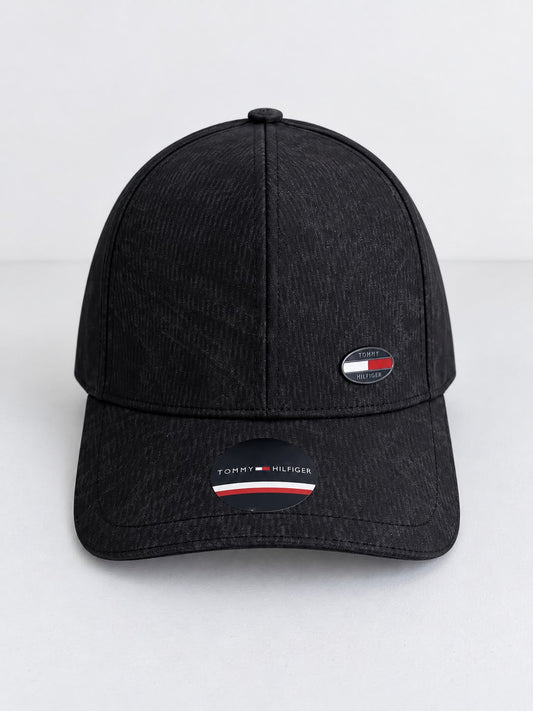 Gorra Tommy Hilfiger Negra Monograma - Frente pin oval esmaltado TH