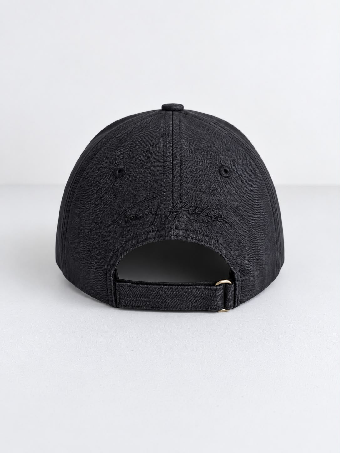 Gorra Tommy Hilfiger Negra Monograma - Lifestyle con reloj y gafas