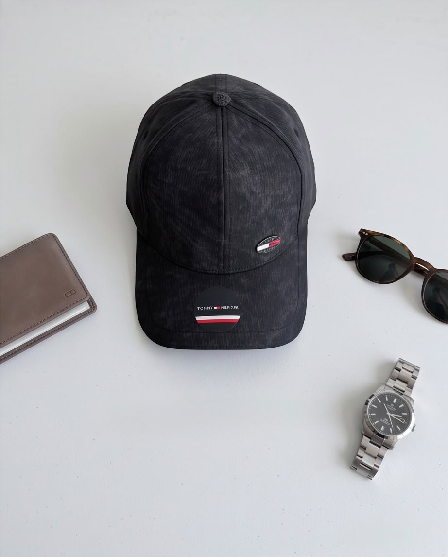 Gorra Tommy Hilfiger Negra Monograma - Trasera bordado cursivo y cierre cuero