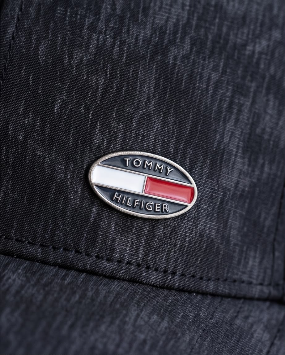 Gorra Tommy Hilfiger Negra Monograma - Detalle close-up pin oval esmaltado