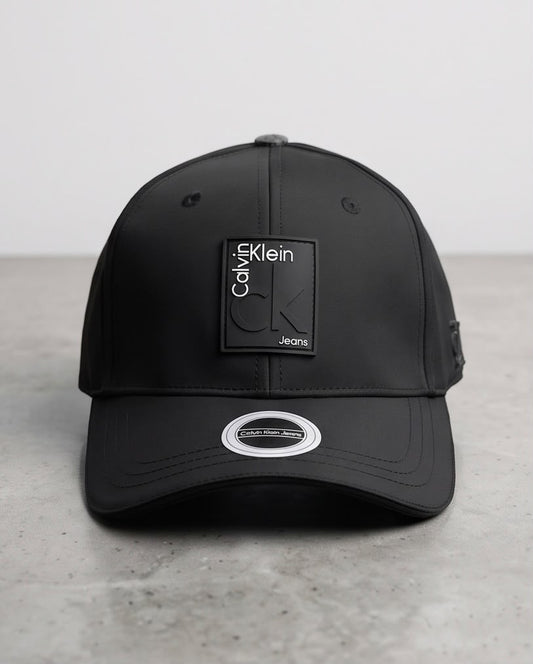 Gorra Calvin Klein Jeans Negra - Vista lateral pin cK metálico y etiqueta oval