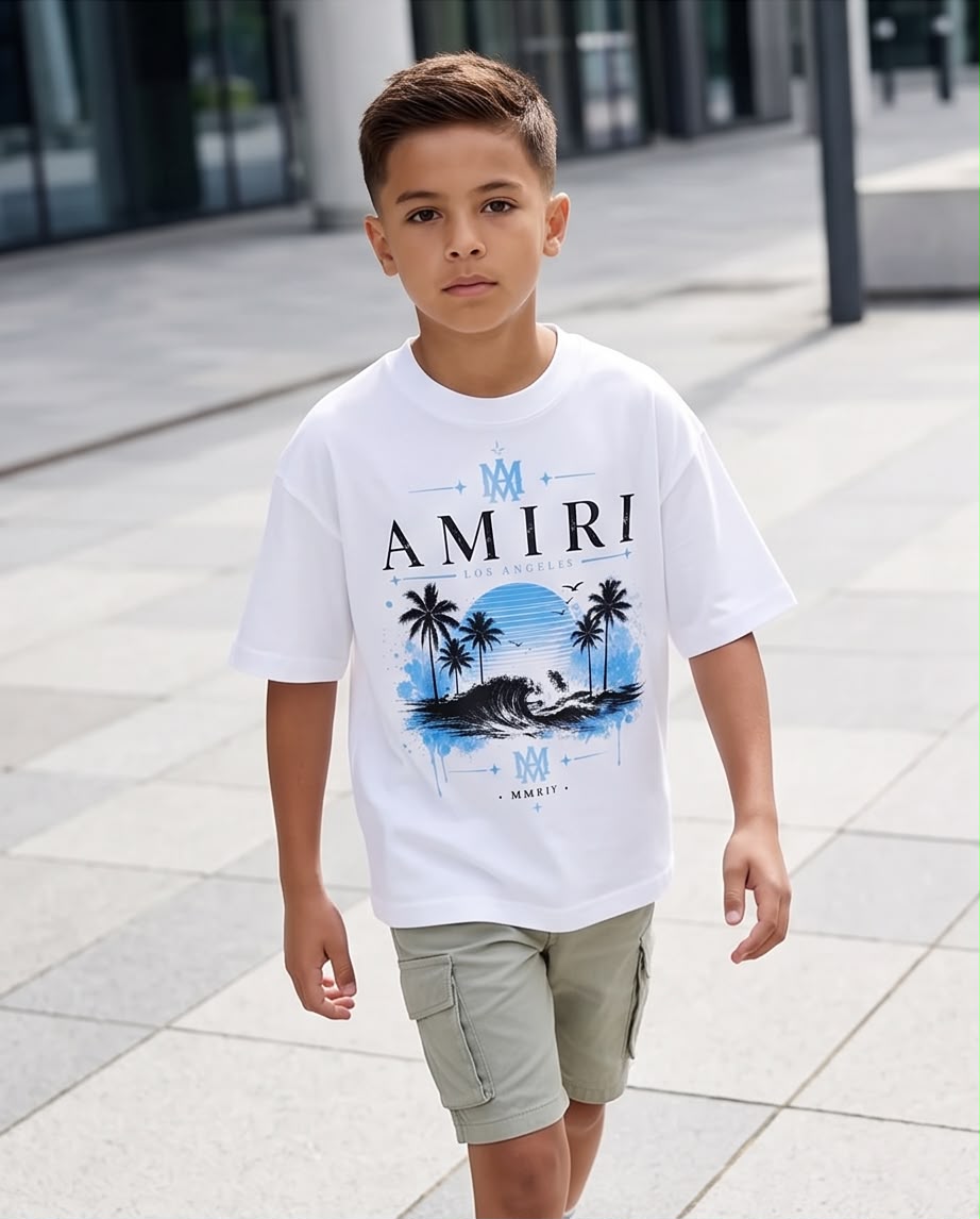 Camiseta Amiri Los Angeles Niños Blanca - Lifestyle cuerpo completo fondo blanco