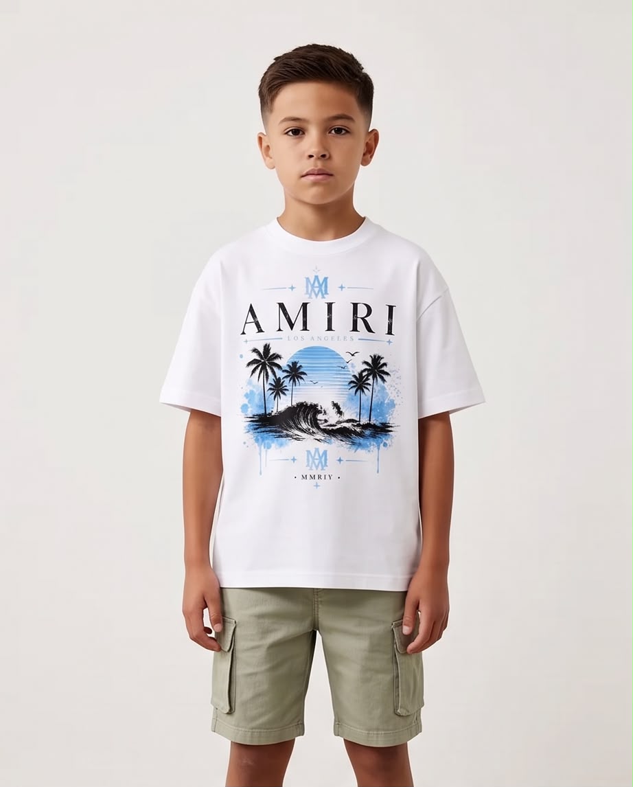 Camiseta Amiri Los Angeles Niños Blanca - Lifestyle caminando exterior