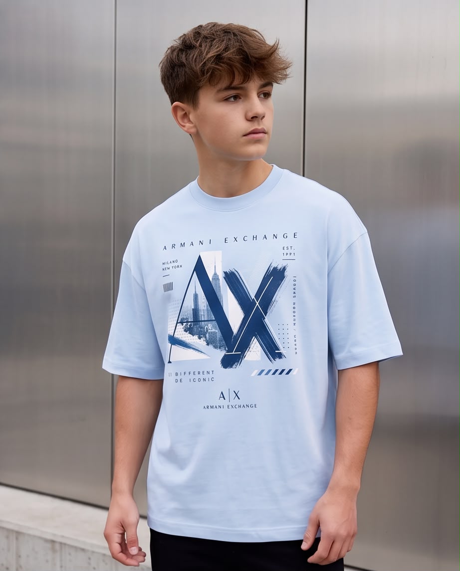 Camiseta Armani Exchange Niños AX Azul Cielo - Detalle gráfico frontal AX