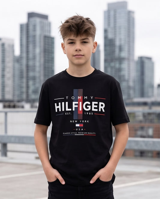 Camiseta Tommy Hilfiger Niños Negro - Lifestyle caminando ciudad