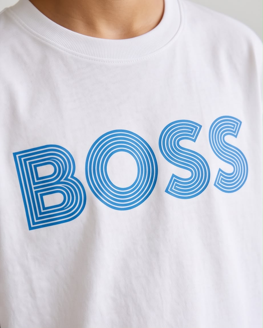 Camiseta Hugo Boss Niños BOSS Outline Azul Blanca - Lifestyle apoyado pared
