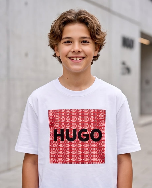 Camiseta Hugo Boss Niños HUGO Box Logo Rojo Blanca - Lifestyle de pie fondo urbano