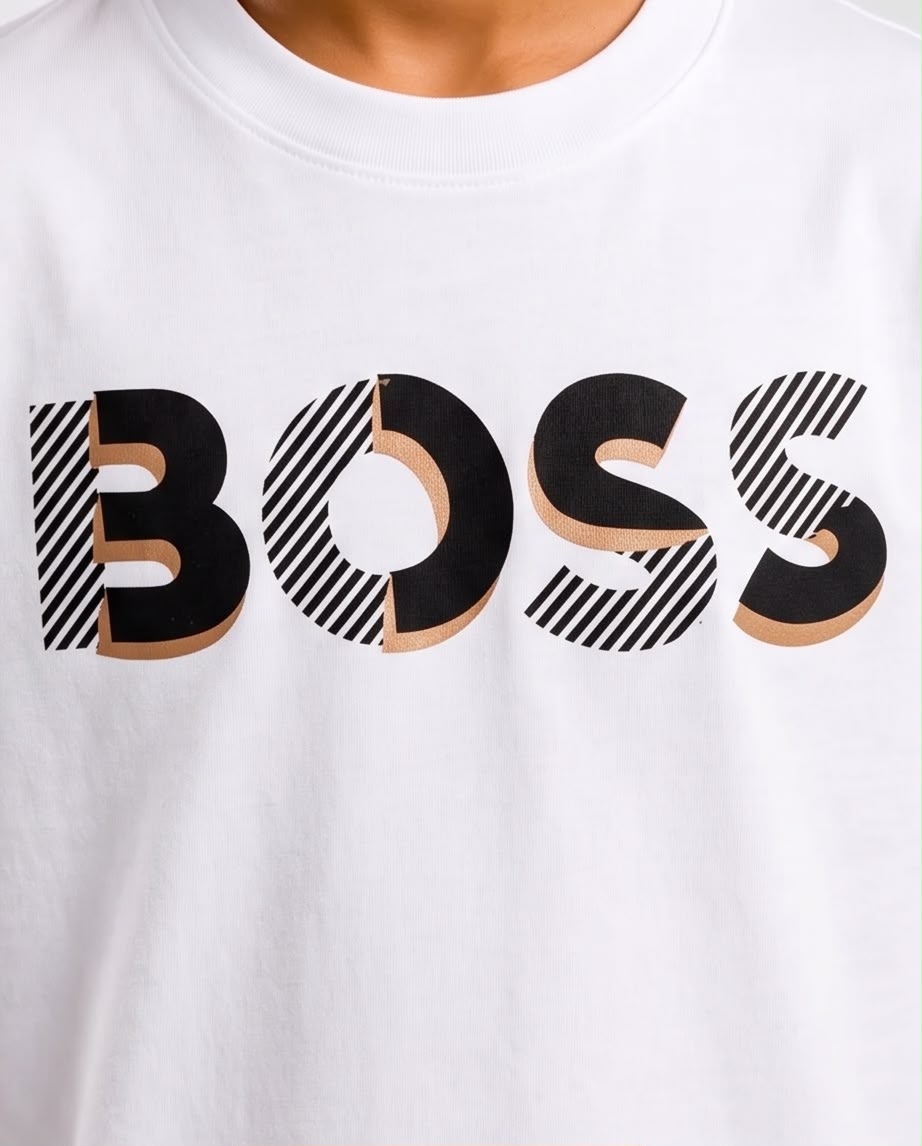 Camiseta Hugo Boss Niños BOSS Diagonal Stripes Blanca - Lifestyle perfil fondo neutro