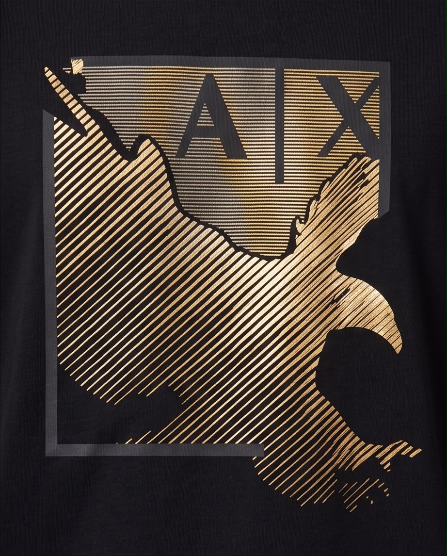 Camiseta Armani Exchange Niños AX Eagle Gold Stripes Negro - Lifestyle sentado pose editorial