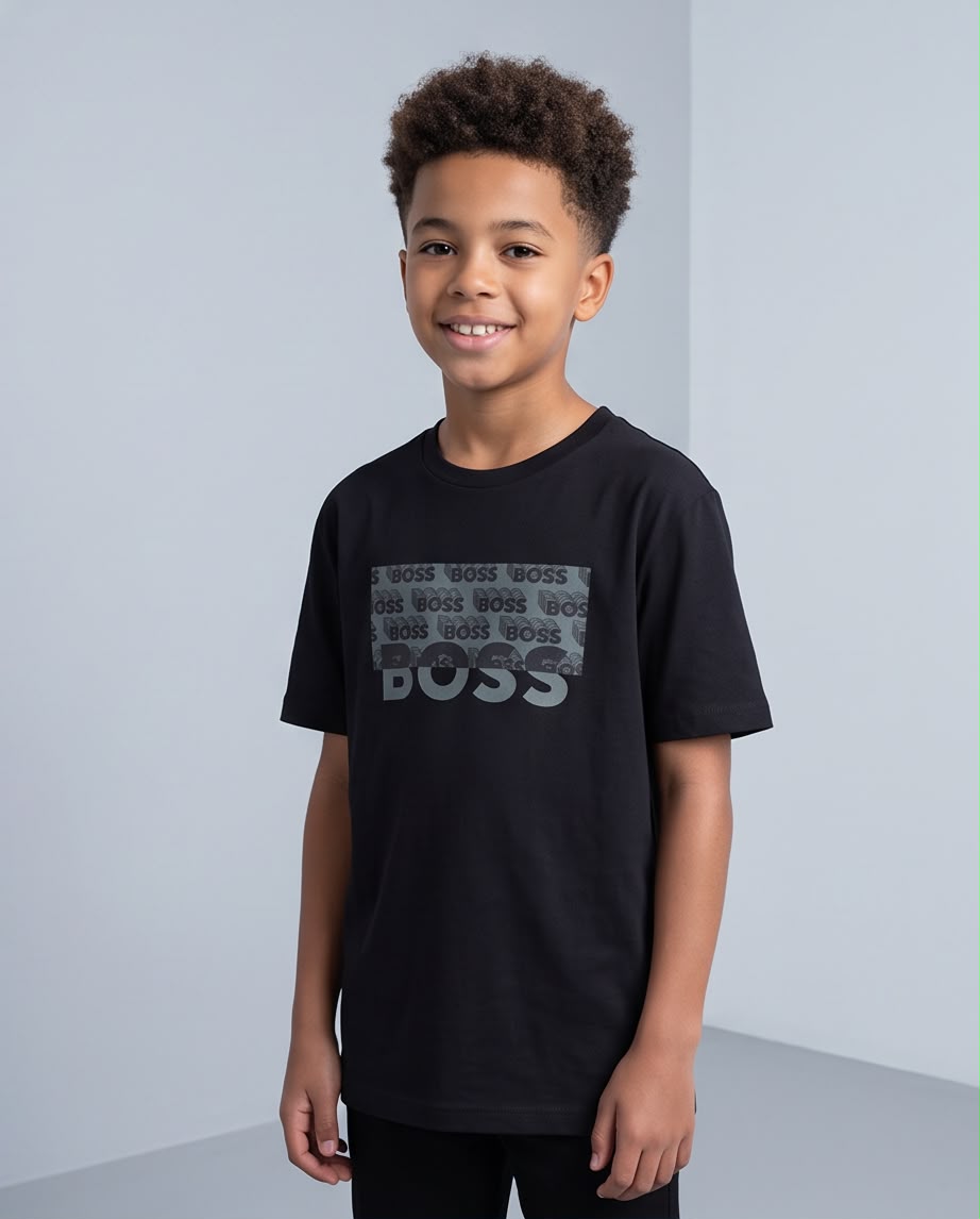 Camiseta Hugo Boss Niños BOSS Repeat Box Gris Negro - Detalle gráfico frontal close-up efecto 3D