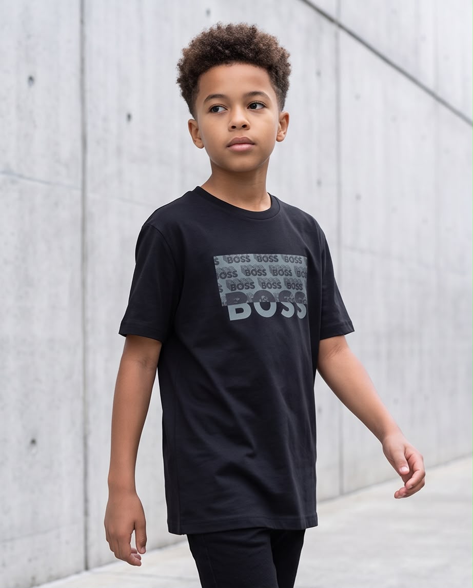 Camiseta Hugo Boss Niños BOSS Repeat Box Gris Negro - Lifestyle frente fondo gris claro