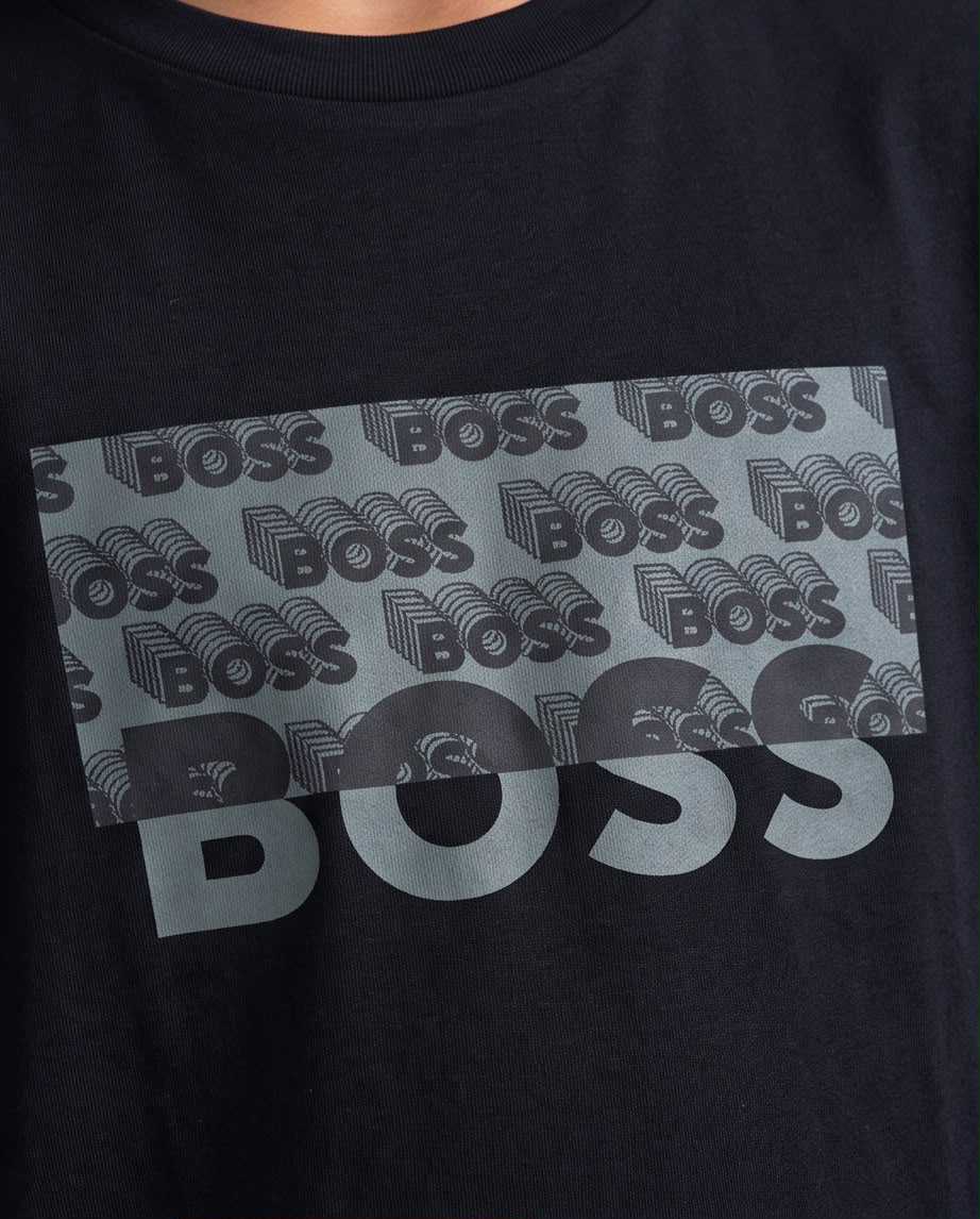 Camiseta Hugo Boss Niños BOSS Repeat Box Gris Negro - Lifestyle sonriendo fondo gris