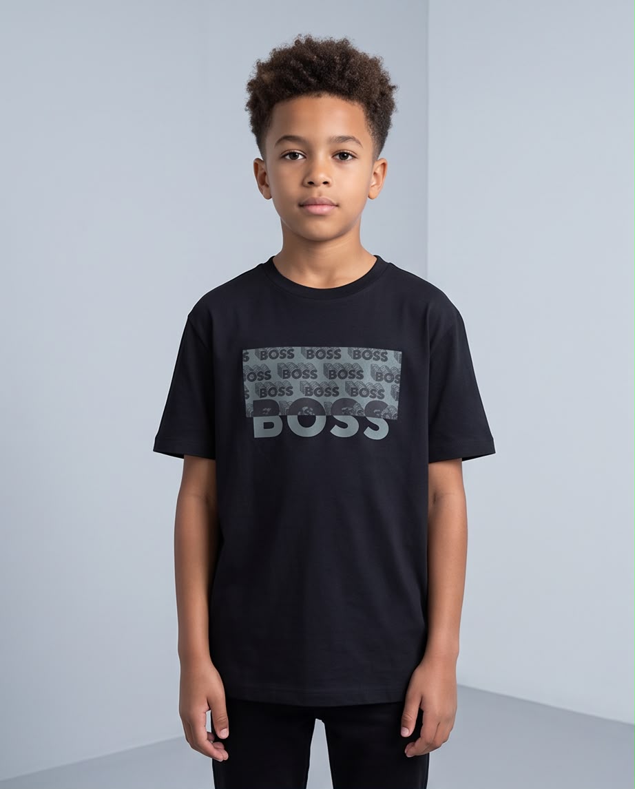 Camiseta Hugo Boss Niños BOSS Repeat Box Gris Negro - Lifestyle caminando muro hormigón exterior