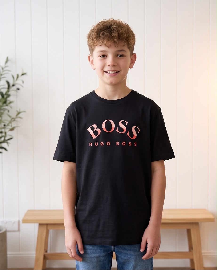 Camiseta Hugo Boss Niños BOSS Arch Coral Negro - Lifestyle caminando parque urbano con jeans