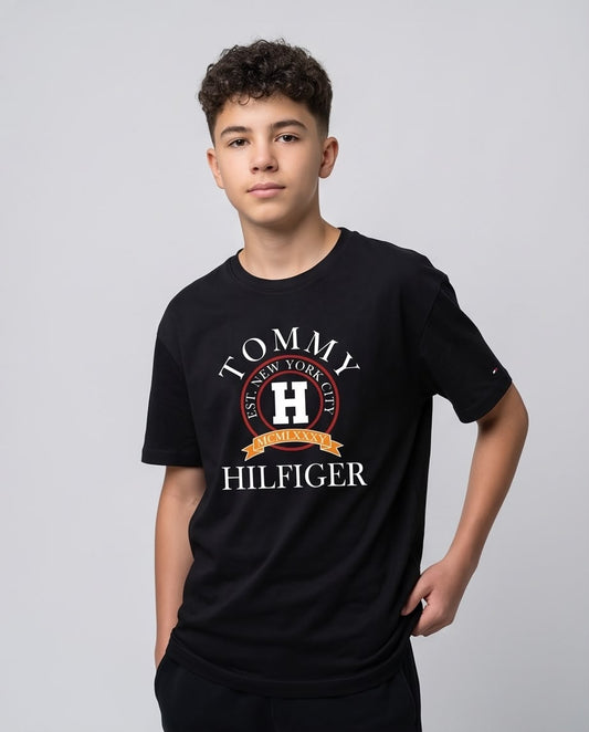 Camiseta Tommy Hilfiger Niños Varsity Crest NYC Negro - Lifestyle frente fondo gris claro