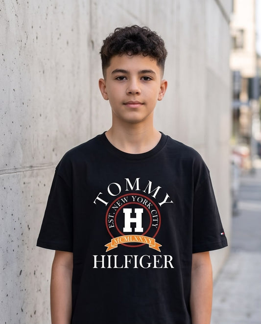 Camiseta Tommy Hilfiger Niños Varsity Crest NYC Negro - Lifestyle caminando calle comercial europea