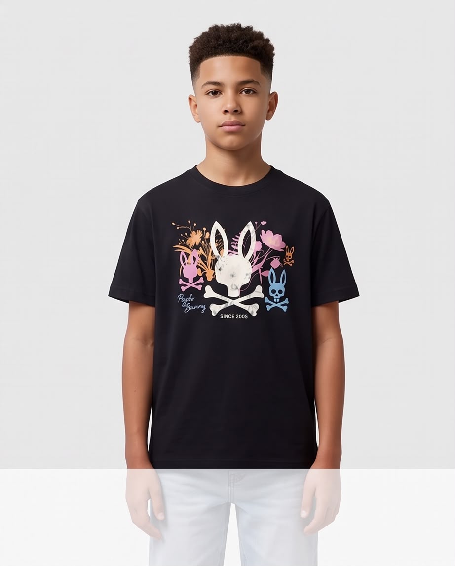 Camiseta Psycho Bunny Niños Floral Skull Bunny Negro - Lifestyle sentado interior ladrillo loft