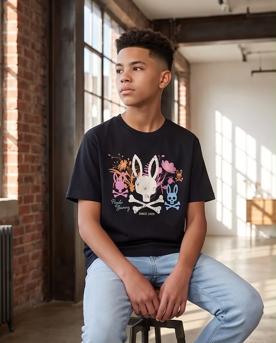 Camiseta Psycho Bunny Niños Floral Skull Bunny Negro - Lifestyle frente fondo gris neutro close-up