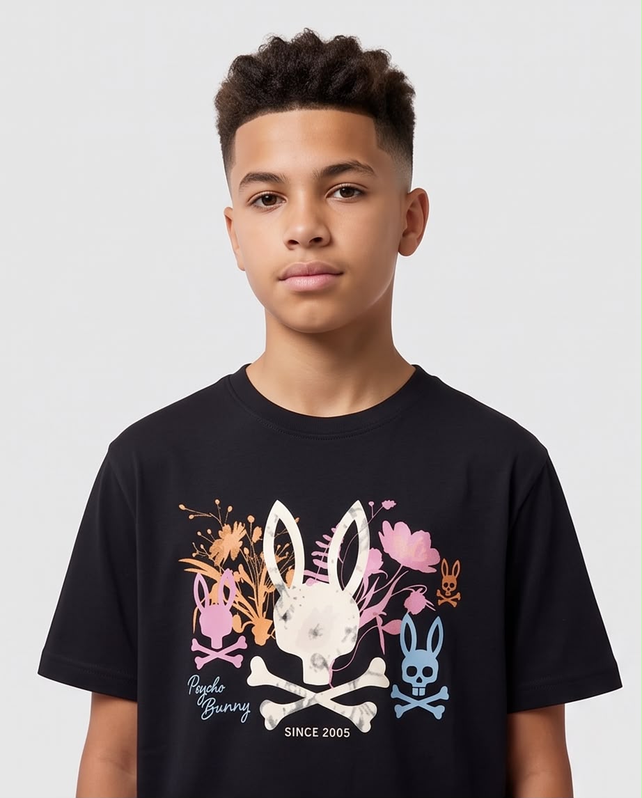Camiseta Psycho Bunny Niños Floral Skull Bunny Negro - Lifestyle frente fondo blanco cuerpo completo