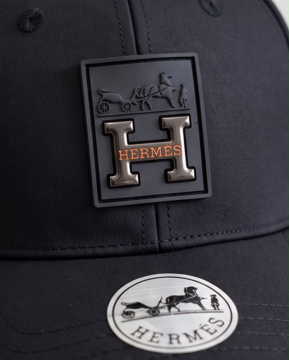 Gorra Hermès negra vista frontal
