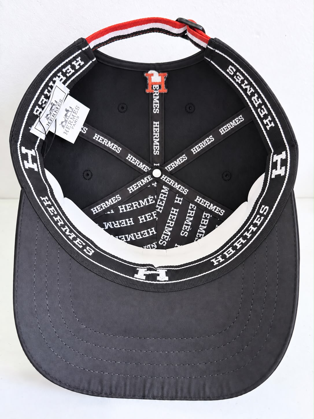 Gorra Hermès negra vista lateral