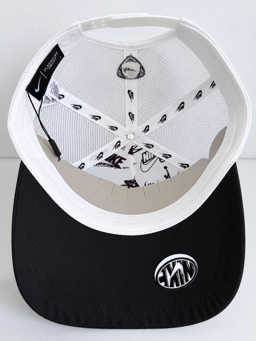 Gorra Nike Heritage 86 vista frontal con etiqueta