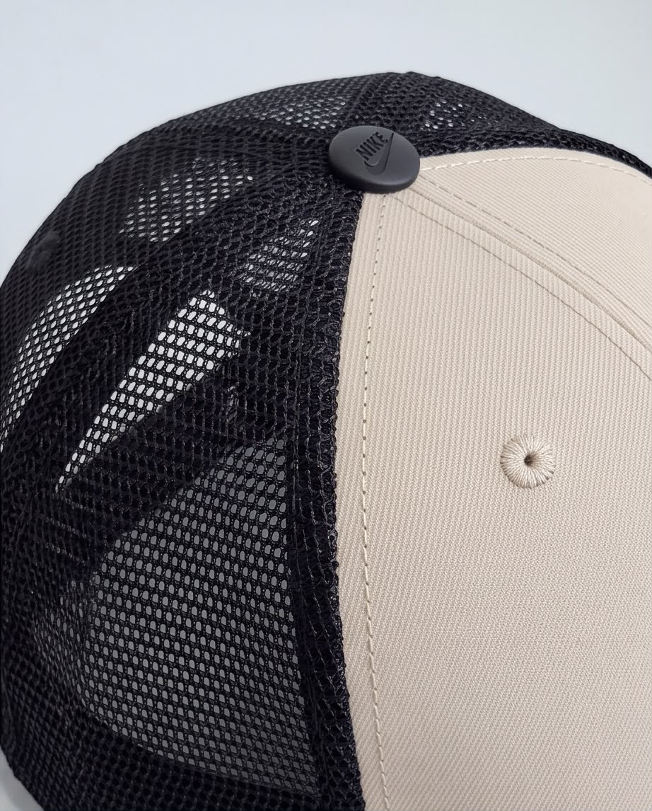 Gorra Nike Heritage 86 beige y negra vista lateral