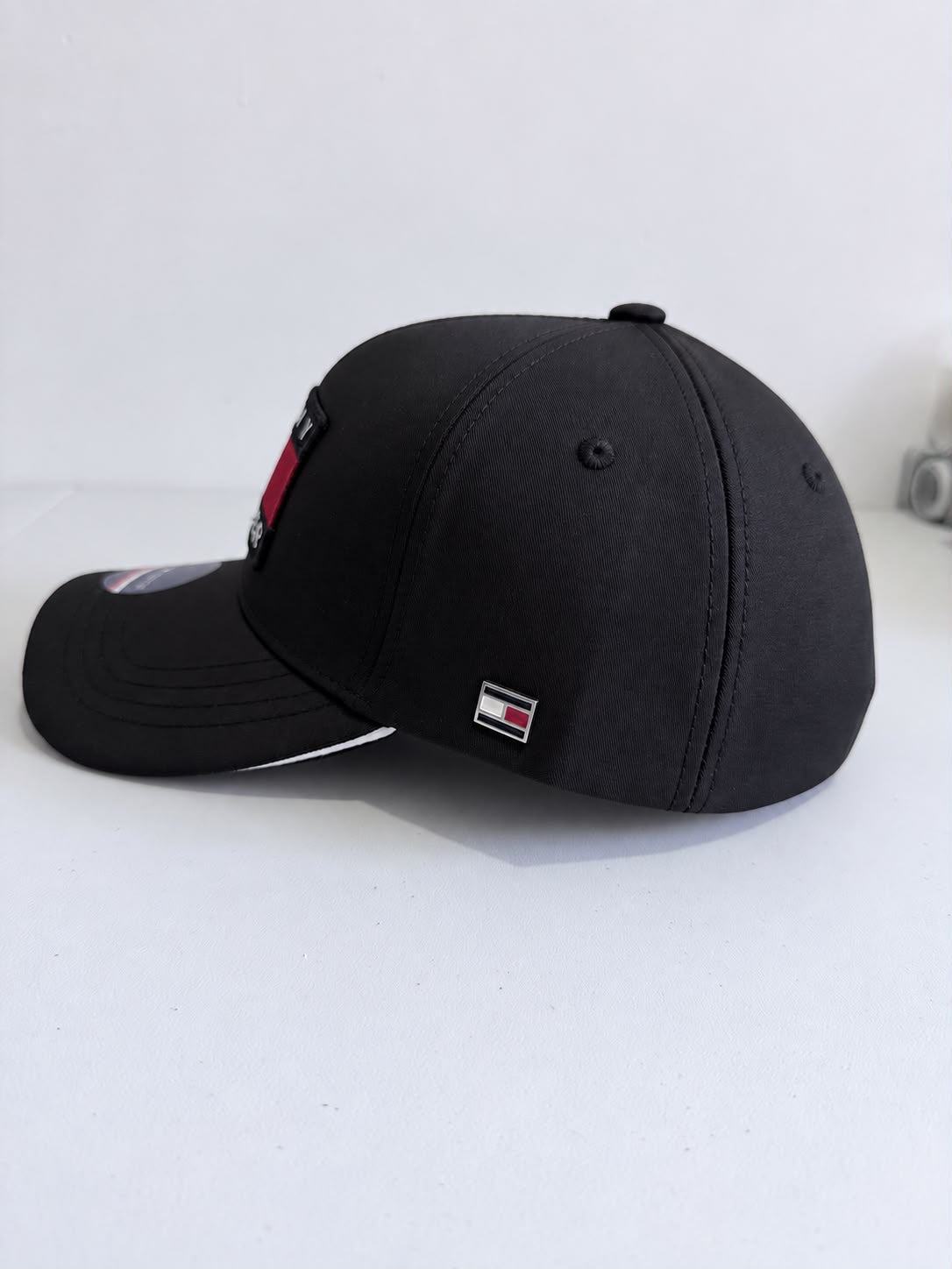 Gorra Tommy Hilfiger negra vista posterior