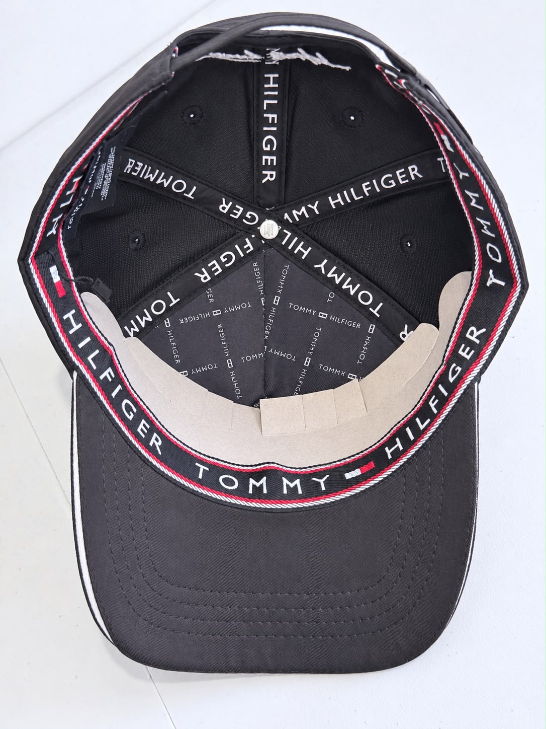 Gorra Tommy Hilfiger negra en ambiente