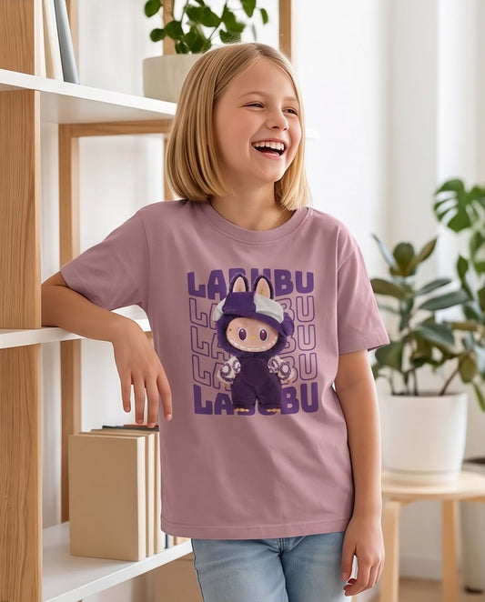 Niña con camiseta Labubu Rosa Vieja en interior