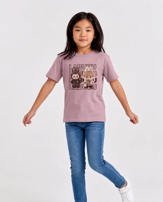 Niña con camiseta Rosa Vieja Labubu dúo, vista frontal