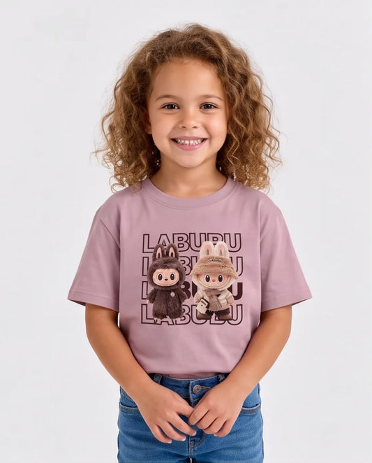 Niña de cuerpo entero con camiseta Labubu dúo Rosa Vieja